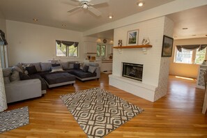 TV connectée, cheminée, jeux vidéo, lecteur de DVD