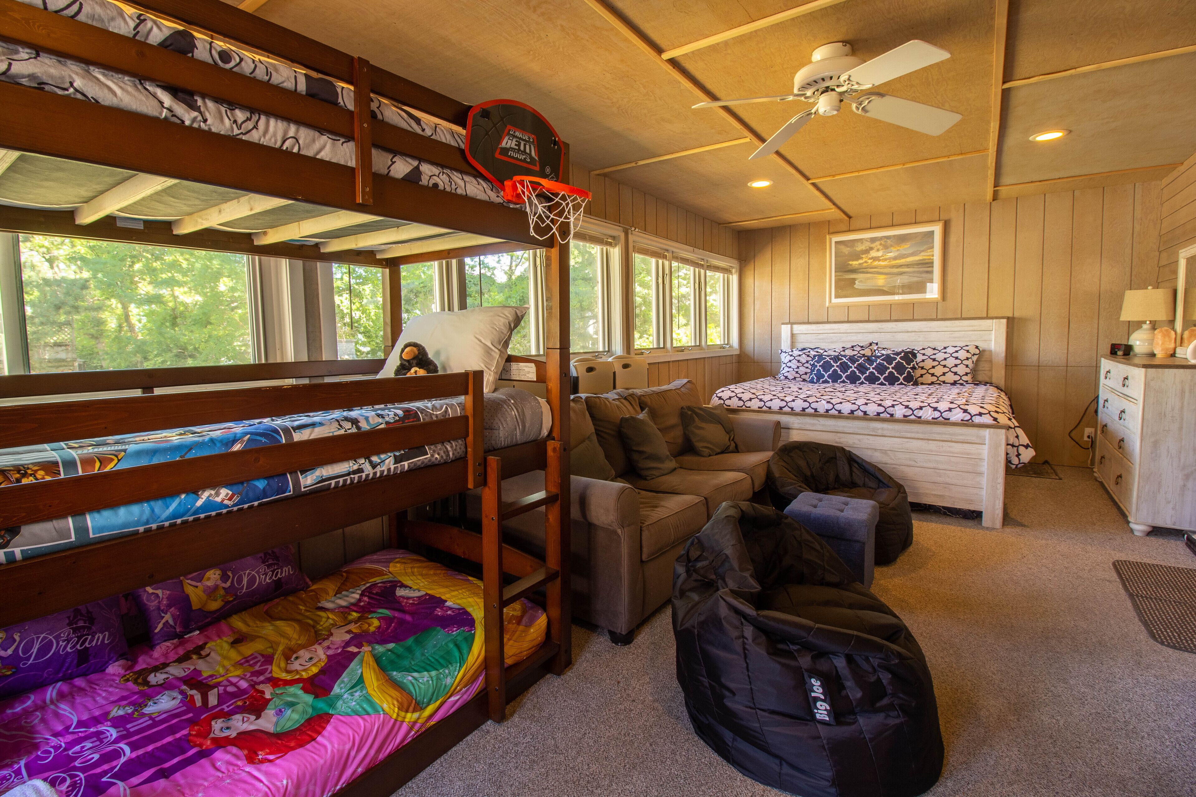 4 bedrooms, desk, iron/ironing board, free WiFi