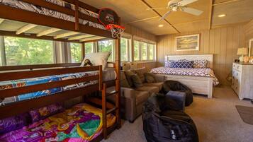 4 bedrooms, desk, iron/ironing board, free WiFi