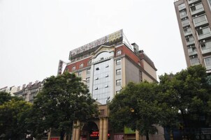 Un edificio de varios pisos con una entrada destacada, ventanas amplias y un techo plano.