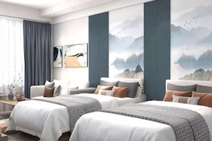 Habitación de hotel con dos camas, un ventanal con cortinas, un mural en la pared y un escritorio con un florero.