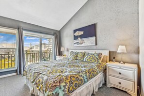 3 室のベッドルーム、WiFi (無料)、ベッドシーツ