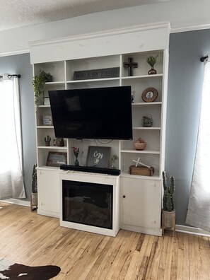 TV connectée, cheminée, lecteur de DVD, chaîne hi-fi