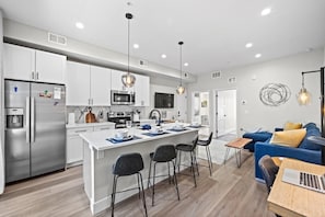 Fridge, microwave, oven, stovetop - Walk to Main Street, Coors & School of Mines and so close to Red Rocks!! (Golden)