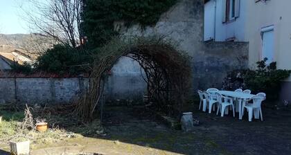 Apartment 2 steps from shops and marked footpaths