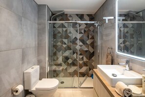 Douche, sèche-cheveux, serviettes fournies