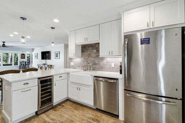 Réfrigérateur, four à micro-ondes, un four, surface de cuisson