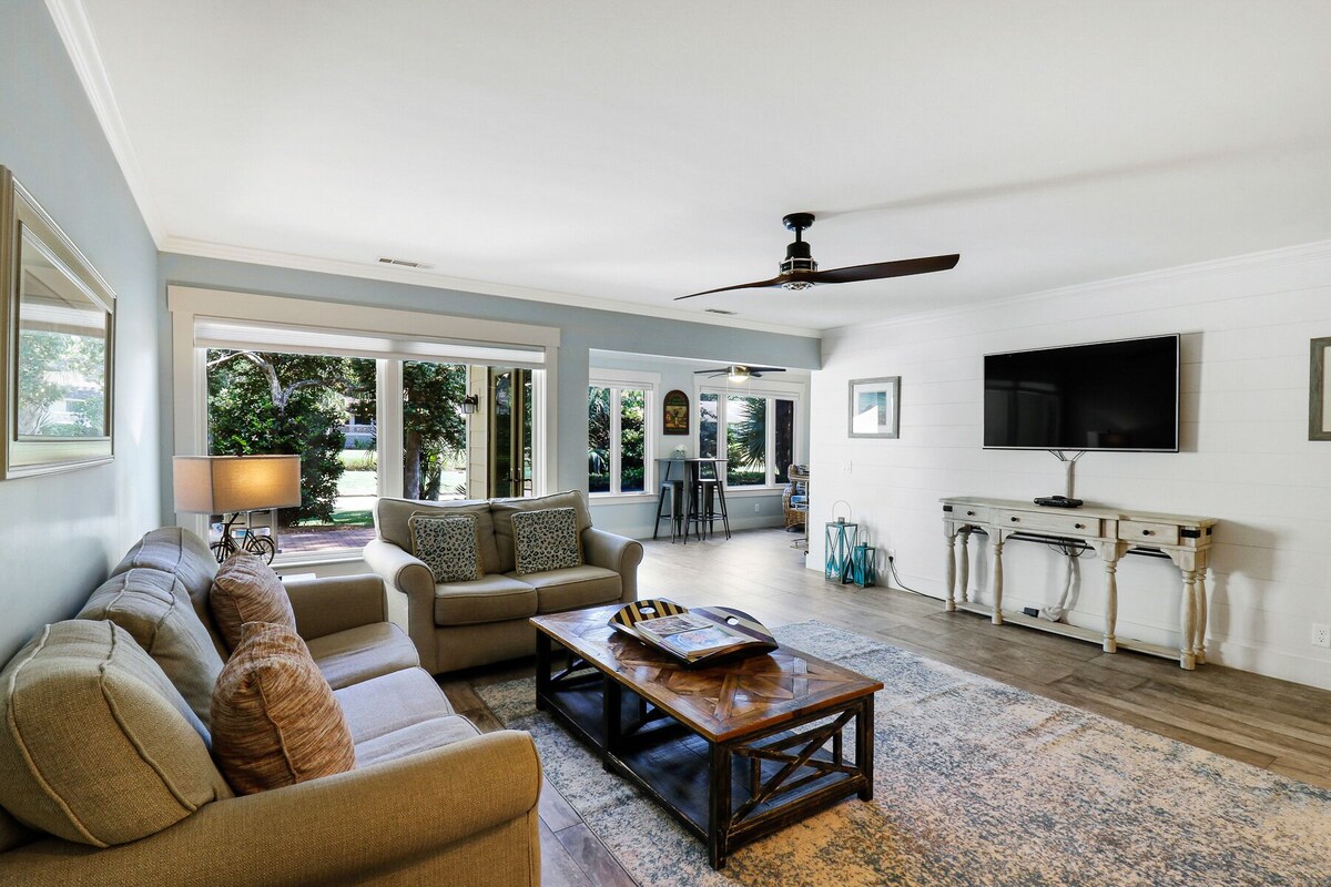 Gorgeous newly renovated Sea Pines Villa with golf course and lagoon views