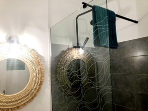 Dusche, Haartrockner, Handtücher, Toilettenpapier