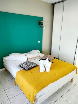 1 bedroom, bed sheets - CARIBBEAN CHAMBER (Les Trois-Îlets)