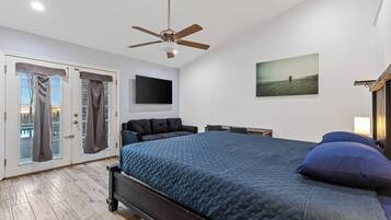 4 bedrooms, desk, iron/ironing board, free WiFi