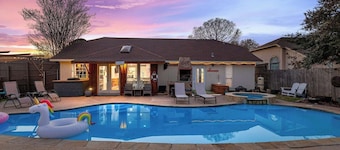 Lakehouse w/ Pool, Spa, & Gameroom