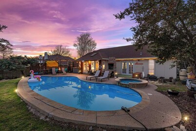Lakehouse w/ Pool, Spa, & Gameroom