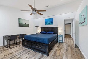 4 bedrooms, desk, iron/ironing board, free WiFi - Lakehouse w/ Pool, Spa, & Gameroom (Garland)