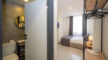 Deluxe Room | Free minibar items, individually decorated, individually furnished, desk