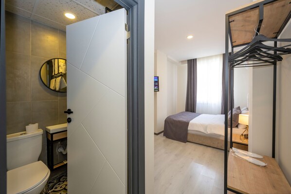 Free minibar items, individually decorated, individually furnished, desk