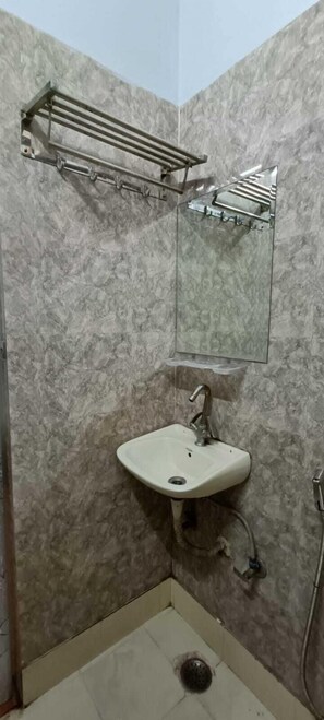 Kahden hengen deluxe-huone | Kylpyhuone | Ilmaiset hygieniatuotteet, bidee