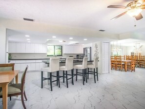Dining - Blue Water is Calling! 5bedroom 3bath with large pool and 150 ft of dockage 2 kayaks included (Marathon)
