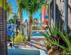 Property grounds - Little Key Lime 2 bedroom 1 bath Conch house with 2 kayaks, 3 bikes, 51 Ft of Dockage (Marathon)