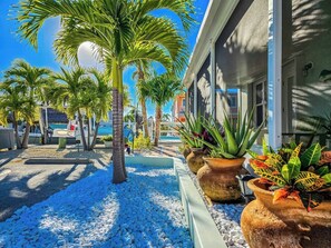 Unclassified image, 3 of 35, button - Little Key Lime 2 bedroom 1 bath Conch house with 2 kayaks, 3 bikes, 51 Ft of Dockage (Marathon)