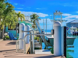 Marina - Little Key Lime 2 bedroom 1 bath Conch house with 2 kayaks, 3 bikes, 51 Ft of Dockage (Marathon)