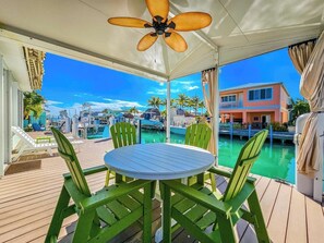Outdoor dining - Key Lime Time 2 bedroom 1 bath Conch house with 2 kayaks, 3 bikes, 51 Ft of Dockage (Marathon)