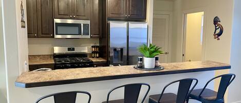 Køleskab, mikrobølgeovn, ovn, kogeplade