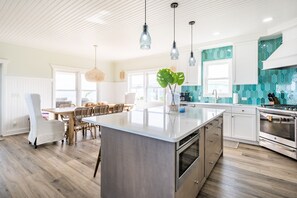 Fridge, microwave, oven, stovetop - Always Wendy - Luxurious Beachfront Home With Private Pool (Hope Town)