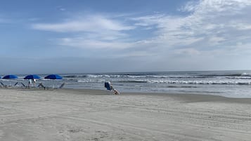 靠近海滩、沙滩椅、沙滩毛巾