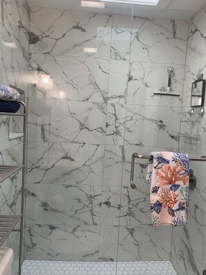 Douche, sèche-cheveux, serviettes fournies, savon