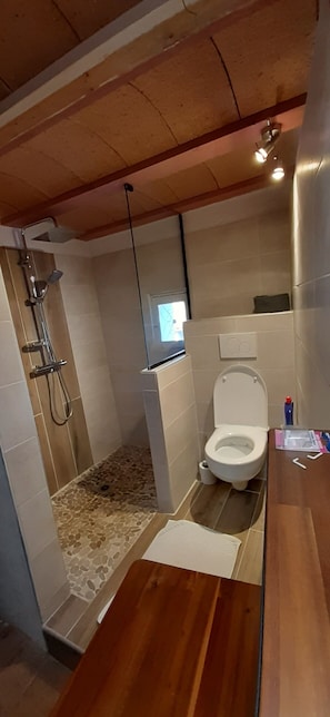 Douche, sĂšche-cheveux, serviettes fournies