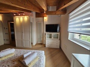 1 quarto, cofres nos quartos, cortinas blackout