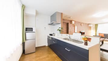 Deluxe Apartment | Private kitchen | Fridge, microwave, stovetop, electric kettle