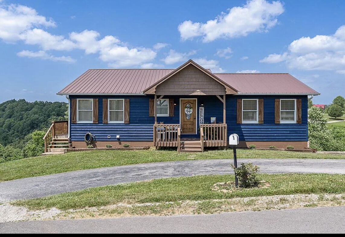 5 minutes from Sunset Marina on Dale Hollow Lake.  The Blue Bungalow!