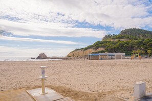 Una spiaggia nelle vicinanze