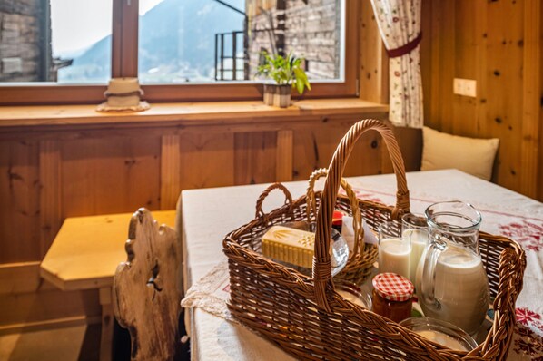 Interior - Apartment 'Feldererhof Apt Almenblick' with Mountain View, Shared Garden and Wi-Fi (Gsieser Tal)