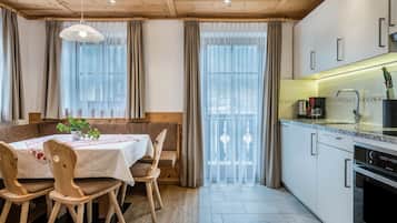 Kylskåp, ugn, spishäll och diskmaskin