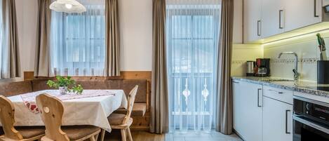 雪櫃、焗爐、爐具、洗碗機