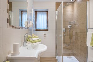 Dusch, hårtork och handdukar