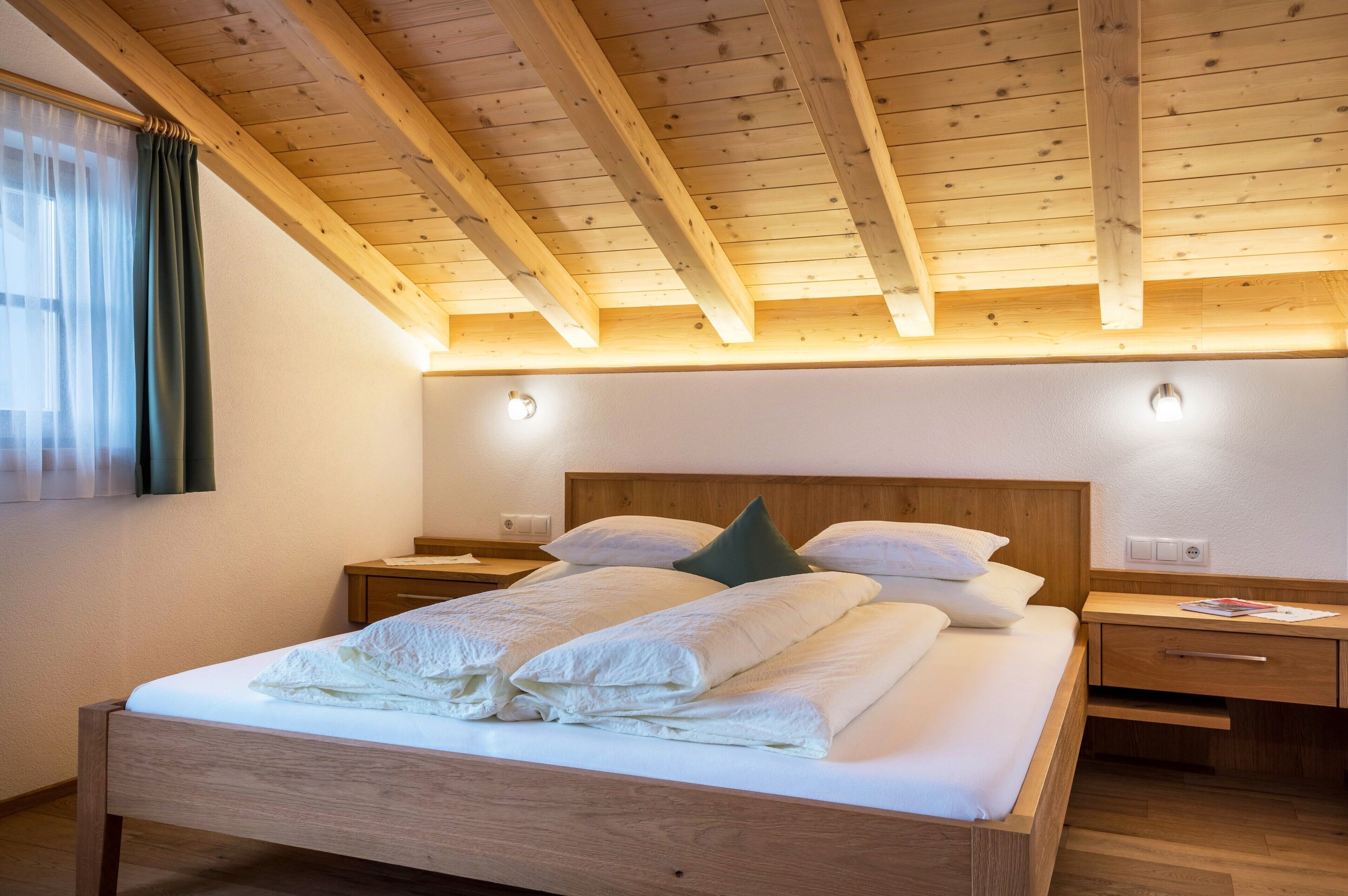 2 室のベッドルーム、WiFi (無料)、ベッドシーツ