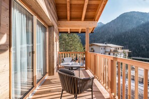 Property grounds - Apartment "Les Ciases Chalets Dolomites Apt 6" with Private Balcony, Shared Sauna & Wi-Fi (San Vigilio di Marebbe)