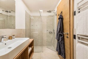 Bruser, gratis toiletartikler, hårtørrer, badekåber