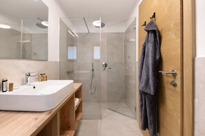 Dusche, kostenlose Toilettenartikel, Haartrockner, Bademäntel