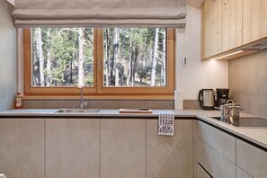 Kühlschrank, Mikrowelle, Herdplatte, Geschirrspüler