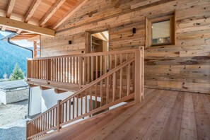 Interior - Apartment "Les Ciases Chalets Dolomites Apt 4" with Private Balcony, Shared Sauna & Wi-Fi (San Vigilio di Marebbe)