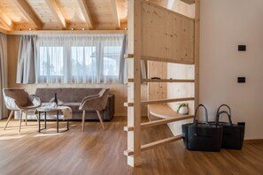 Living area - Apartment "Les Ciases Chalets Dolomites Apt 4" with Private Balcony, Shared Sauna & Wi-Fi (San Vigilio di Marebbe)