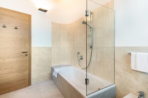 Badewanne, Haartrockner, Handtücher