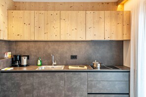 Frigorifero, microonde, piano cottura, lavastoviglie