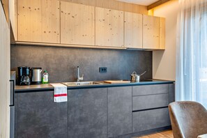 Kylskåp, mikrovågsugn, spishäll och diskmaskin