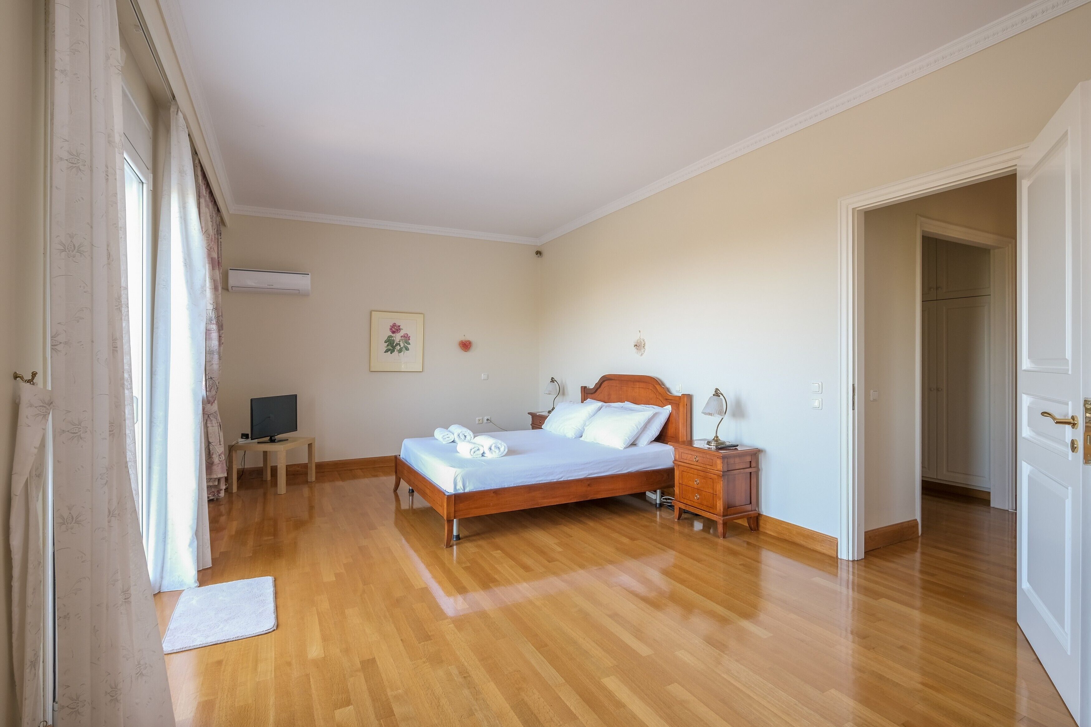 4 bedrooms, desk, iron/ironing board, free WiFi